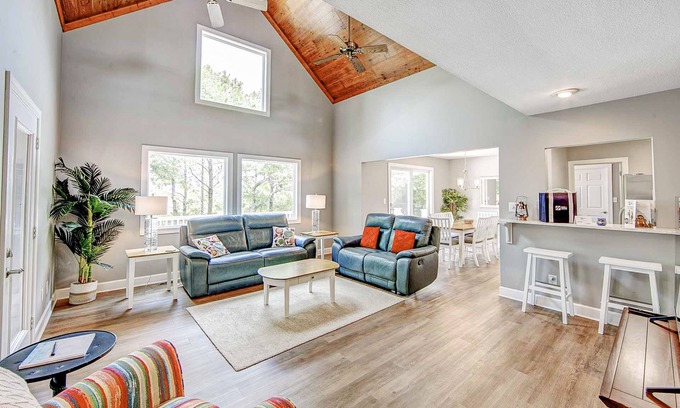 Frisco House | Charming 3BR home in Frisco with Wifi, Full Kitchen and Private Hot Tub