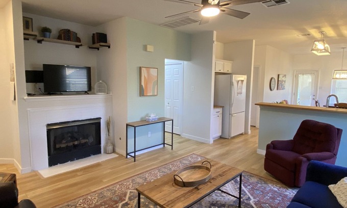 Kyle House | Charming 3BR home south of Austin w/spacious yard