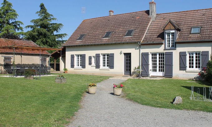 Sarzay Cottage | Charming 4-bed Cottage in Berry, Garden, Bikes, Near Historic Sites & River, Sleeps 12