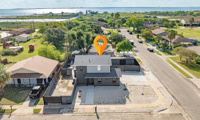 Flour Bluff House | Charming 4-bedroom house with swimming pool and outdoor kitchen.