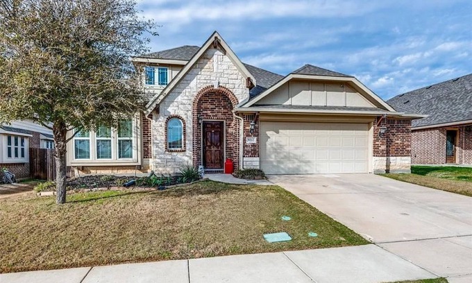Little Elm House | Charming 4-bedroom house with Greenbelt views in Oak Point
