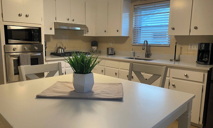 Dedham House | Charming 4-bedroom house with walk in basement and WiFi near Boston