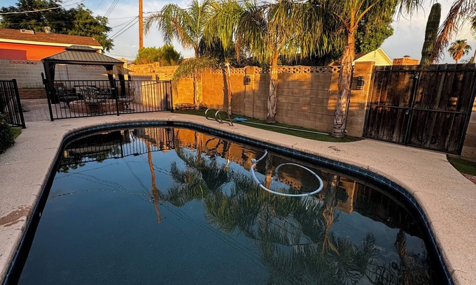El G.H.E.K.O. House | Charming 4-bedroom house in brilliant Tucson with WiFi, AC swimming pool.