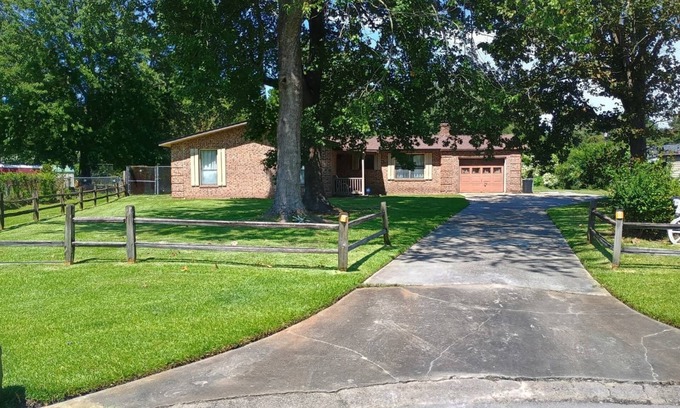 Piney Green House | Charming 4-bedroom house with AC, WiFi in lovely Jacksonville