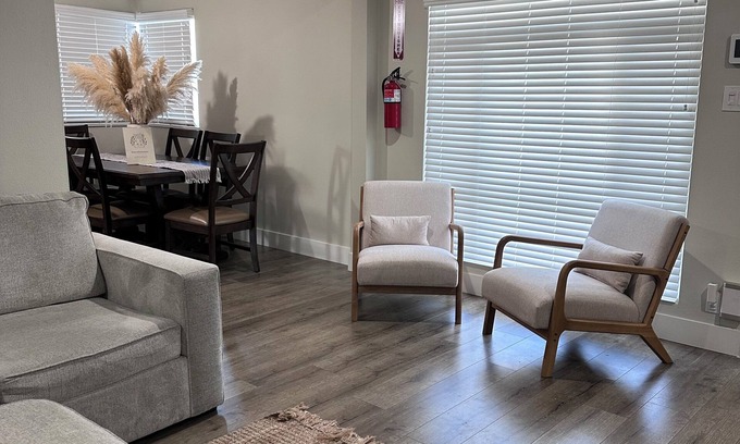 Los Angeles House | Charming 4-bedroom house with WiFi and AC in beautiful Los Angeles