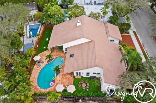 Emerald Hills House | Charming 9BR New-Build Home w Heated Pool & Games