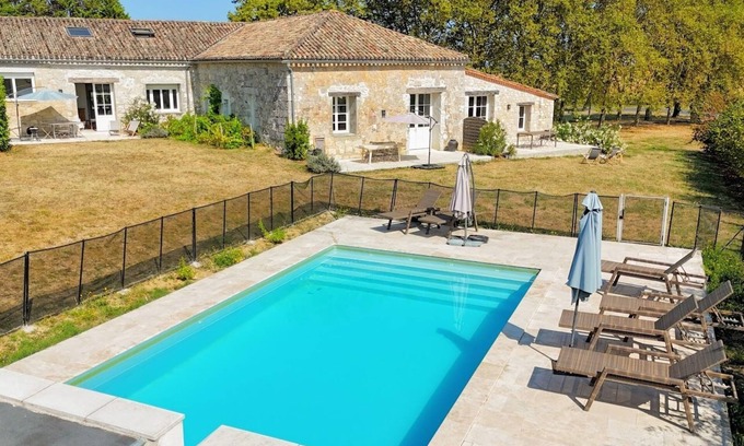 Saint-Colomb-de-Lauzun Other | Charming Ancient Stables from the 17th c., 8 bedrooms, 16 guests across 350 sqm.
