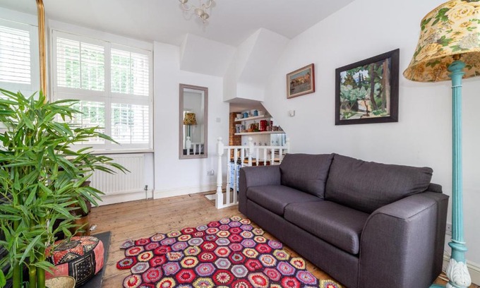 St. Mary's Park Apartment | Charming and Spacious 1 BR flat in Battersea
