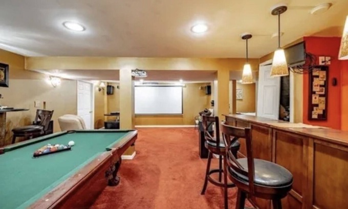 Ware House | Charming and Spacious 3-bedroom house with WiFi, AC in a quiet environment