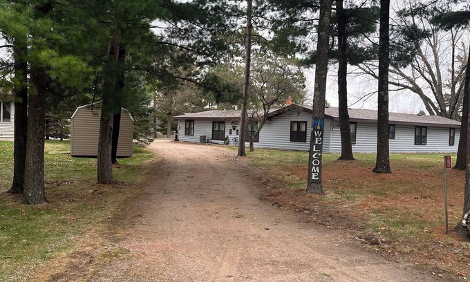 Nekoosa House | Charming and spacious 3-bedroom Lake Camelot house with WiFi and AC in Nekoosa