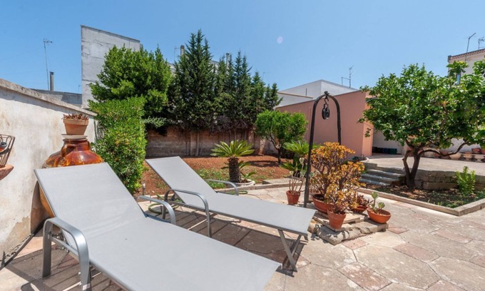 Giorgilorio Apartment | Charming apartment in a villa of about 60 sqm, able to accommodate up to 4 people, located on the mezzanine floor (accessible via steps).The house is located in Surbo, a town a few km from Lecce, in a residential but well-served area. In about 10 minutes