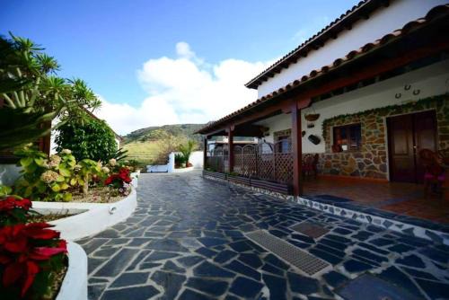 Los Silos Apartment | Charming apartment in Los Silos with terrace and barbecue