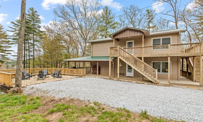 Highlands House | Charming apartment with fireplace, central AC, washer/dryer, firepit, fire table