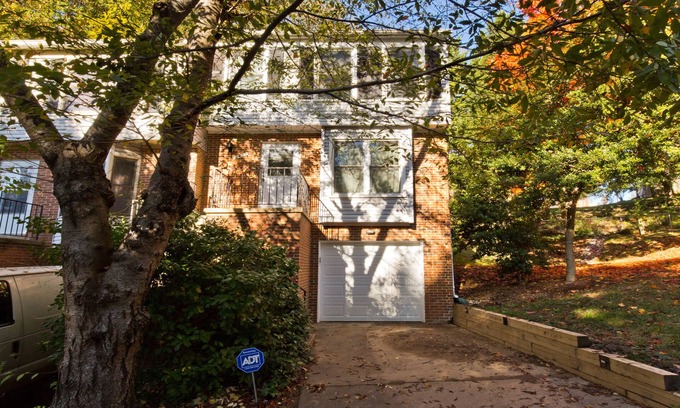 Nauck House | Charming Arlington Townhouse with Garage