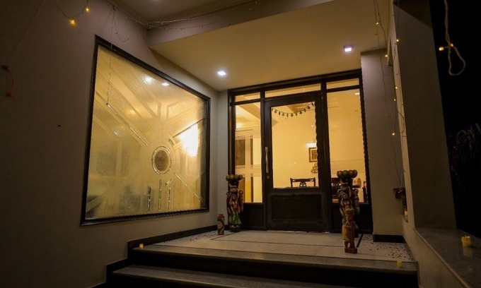 Basai House | Charming B&B with WiFi and AC in Wise Villa Agra 3