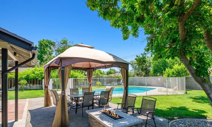 Clovis House | Charming Backyard Oasis★Pool & Huge Yard✔LongStays