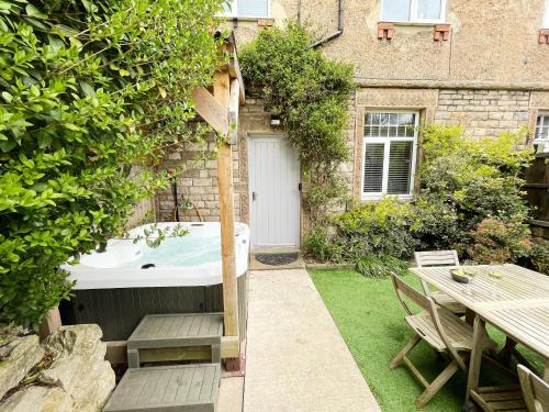 Ashford-in-the-Water House | Charming Bakewell Escape - Pet Friendly - Hot Tub
