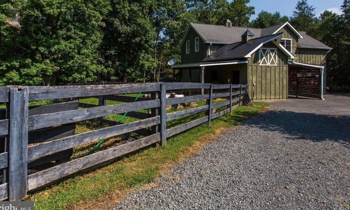 Lakeview House | Charming Barn House