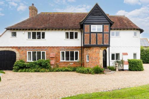 West Wittering House | Charming Beach Getaway - Spacious 4BR sunny garden