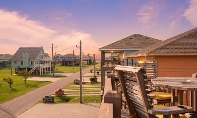 Crystal Beach House | Charming Beach House | Ocean View, 3BR, Sleeps 9, Pet-Friendly & Fully Equipped!