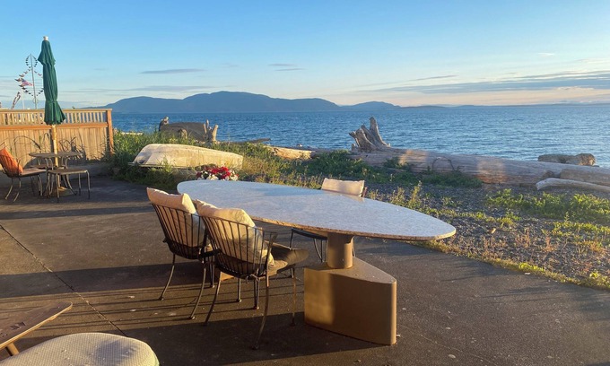 Ferndale Cottage | Charming beachfront cottage w/sweeping views of San Juan Islands with WiFi, AC