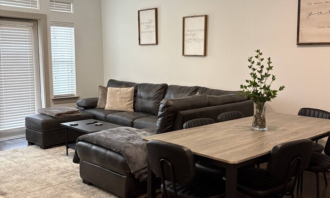 Farmers Branch Bed & Breakfast | Charming bed & breakfast with Canalside view