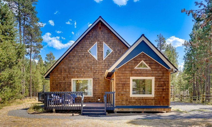Oregon Water Wonderland Cabin | Charming Bend Cabin w/ Private Hot Tub & Fire Pit!