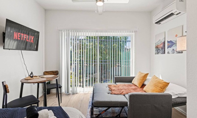 Oak Cliff Apartment | Charming Bishop Arts Suite | Gym + Yoga