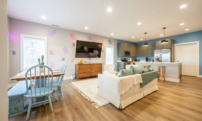 Bloomington House | Charming Bloomington Retreat 4BR/Townhouse/Pet-Friendly! Book Now & Save!