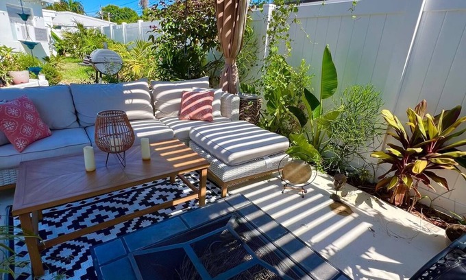 North Andrews Gardens House | Charming bungalow in serene Fort Lauderdale with private entrance and parking