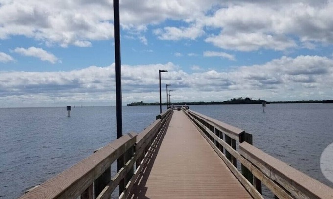 Charlotte Harbor House | Charming bungalow - Walk to SunSeekers Resort, the Fishing Pier and Beach