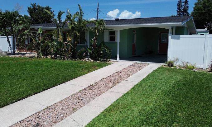 Bradenton House | Charming Bungalow in west Bradenton only minutes from Bradenton beach and IMG.