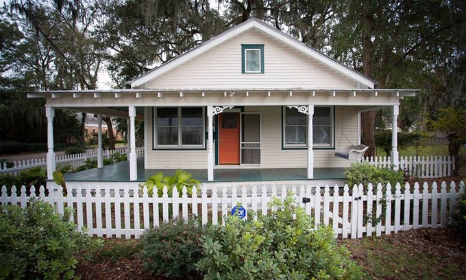 Thunderbolt House | Charming bungalow with wraparound porch in Thunderbolt