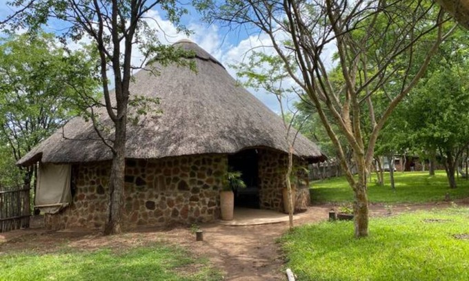 Victoria Falls Apartment | Charming Bush chalet 1 on this world renowned Eco site 40 minutes from Vic Falls Fully catered stay - 1975