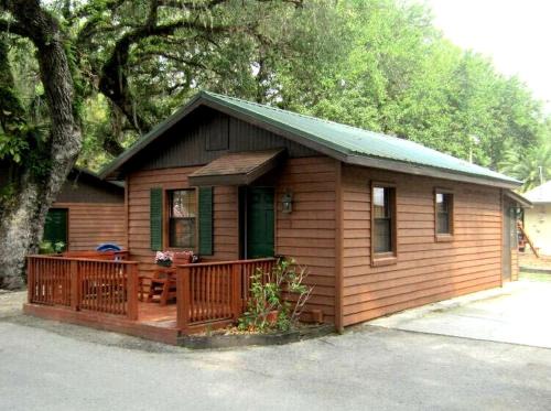 Inverness House | Charming Cabin Amazing for a Weekend Retreat in Inverness, Florida