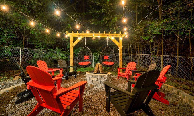 Gatlinburg Cottage | Charming Cabin Downtown Gatlinburg Theatre, Arcade Games, Fire Pit, HotTub