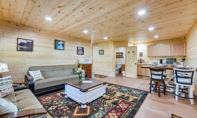 Eagle Rock Apartment | Charming Cabin Near Roaring River State Park!
