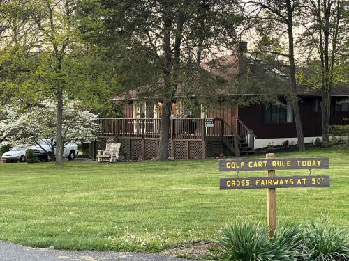 The Woods House | Charming Cabin on Golf Course with Fireplace & Resort Perks in Hedgesville, West Virginia