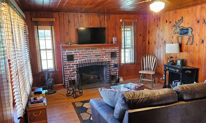 Grubville Cabin | Charming Cabin with screened in porch