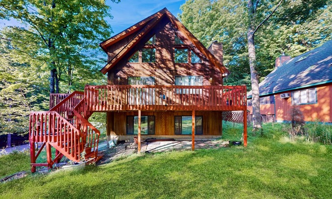 Lake Ariel House | Charming cabin with decks, community amenities & dog friendly