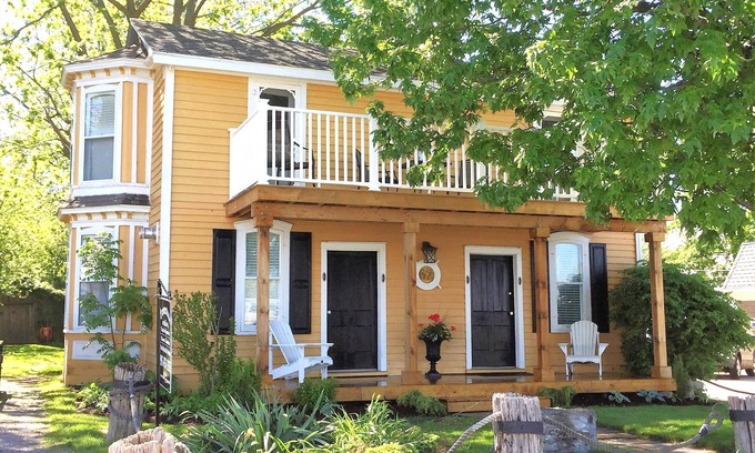 Port Colborne Cottage | Charming canal front guest cottage, close to Niagara Falls and wineries.
