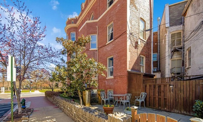 Stanton Park Apartment | Charming Cap Hill 2BR - 3 blocks to Cap Vet Owned