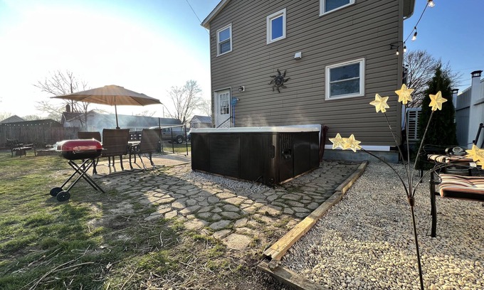 Sandusky House | Charming centrally located cottage near Cedar Point and down