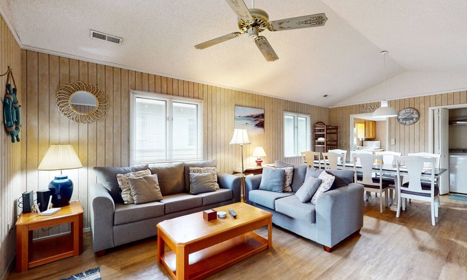 Myrtle Beach Cottage | Charming Coastal Getaway w/Amazing Locale: 2 Pools, 2 Blocks to Beach