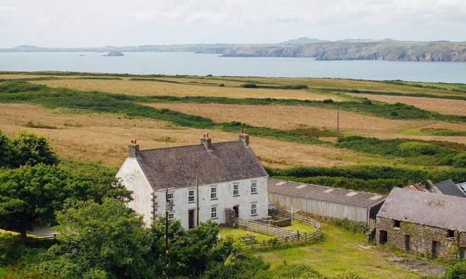 Haverfordwest House | Charming Coastal Farmhouse with Sea Views & Garden