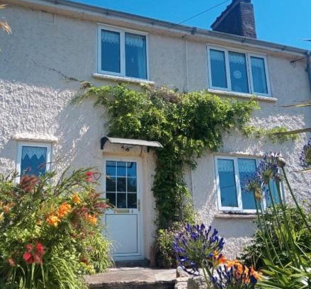 Flushing House | Charming Coastal Retreat in Flushing, Cornwall | Cosy Village Home with Parking & Outdoor Space, Near Beach & Falmouth Ferry
