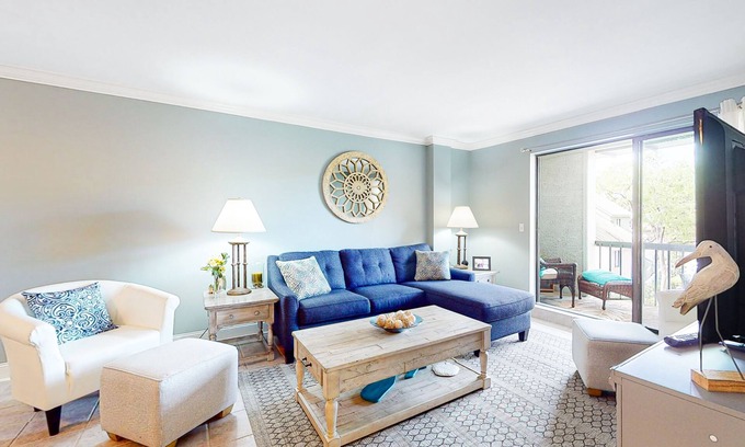 Harbour Town Condo | Charming condo near beach & Harbour Town with full kitchen, balcony