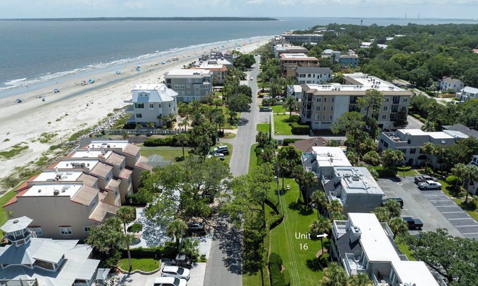 Saint Simons Island Condo | Charming Condo Across the Street from the Beach