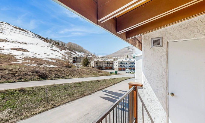 Crested Butte Condo | Charming Condo with Indoor Pool and Hot Tub - On Bus Line Half-Mile to Slopes