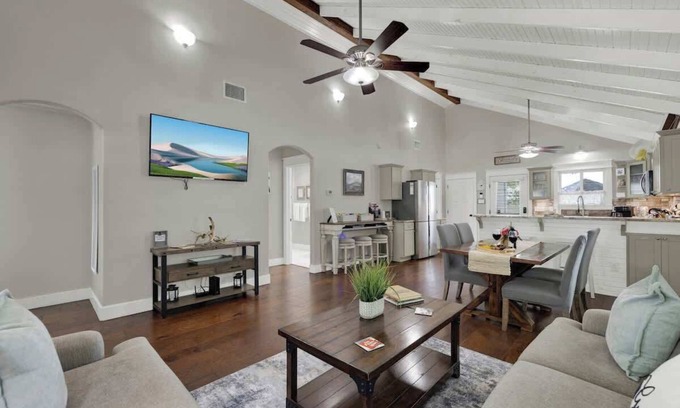 Fredericksburg House | Charming Cottage-3 Mins to Downtown-Pet Friendly!